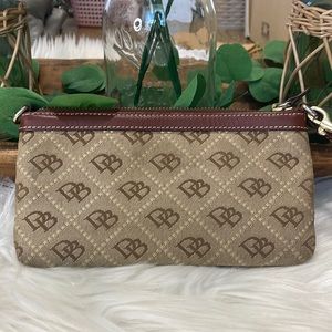 (MT161) Dooney & Bourke Wristlet